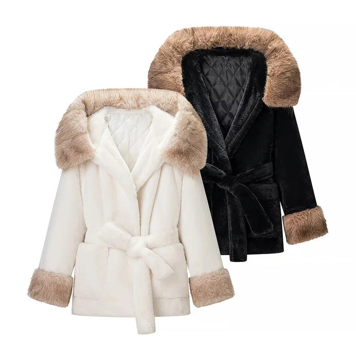 Damen kuschelige Kunstfell-Manteljacke mit Kapuze, Taillengürtel und Kontrastfutter – Célinea