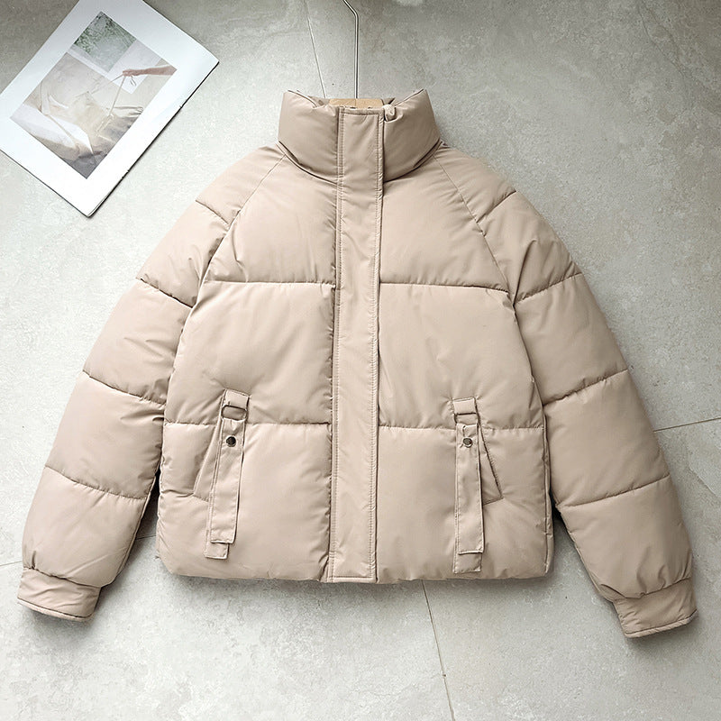 Damen kurze gesteppte Pufferjacke mit hohem Stehkragen, verdeckter Frontblende und D‑Ring Taschenapplikation – Célinea