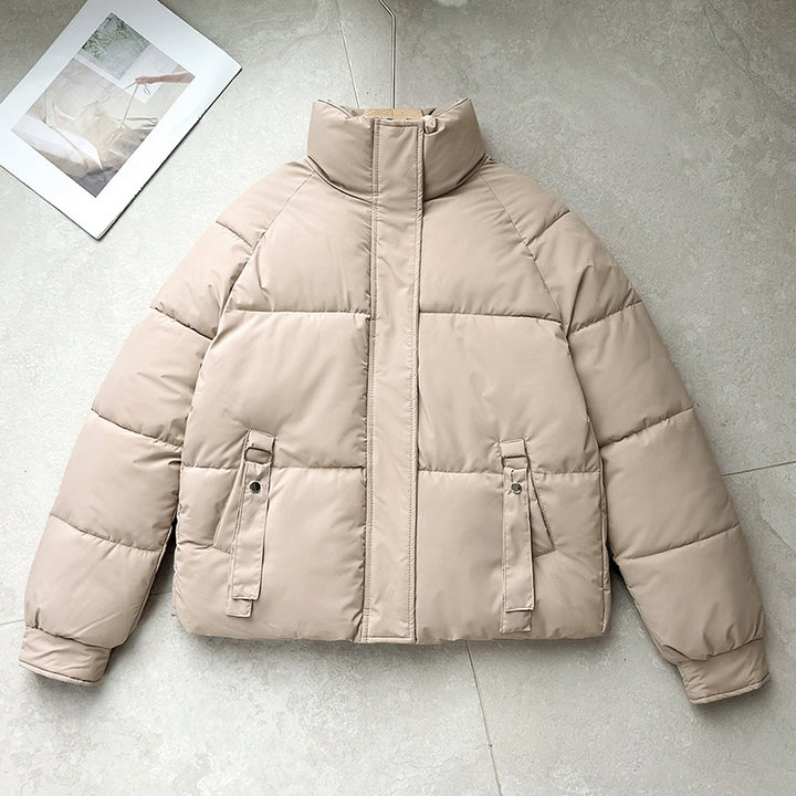 Damen kurze gesteppte Pufferjacke mit hohem Stehkragen, verdeckter Frontblende und D‑Ring Taschenapplikation – Célinea