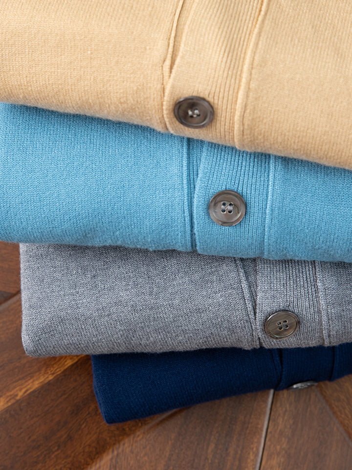 Herren lässige Strickjacke mit tiefem V-Ausschnitt und Knopfdetails Echoarchiv