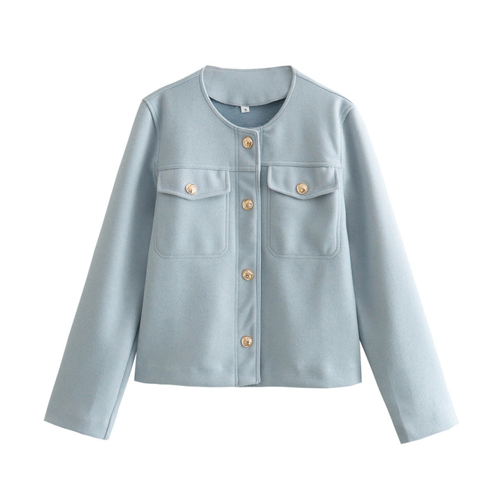 Damen strukturierte Kurzjacke mit Rundhals, Brusttaschen und dekorativer Metallknopfleiste – Célinea