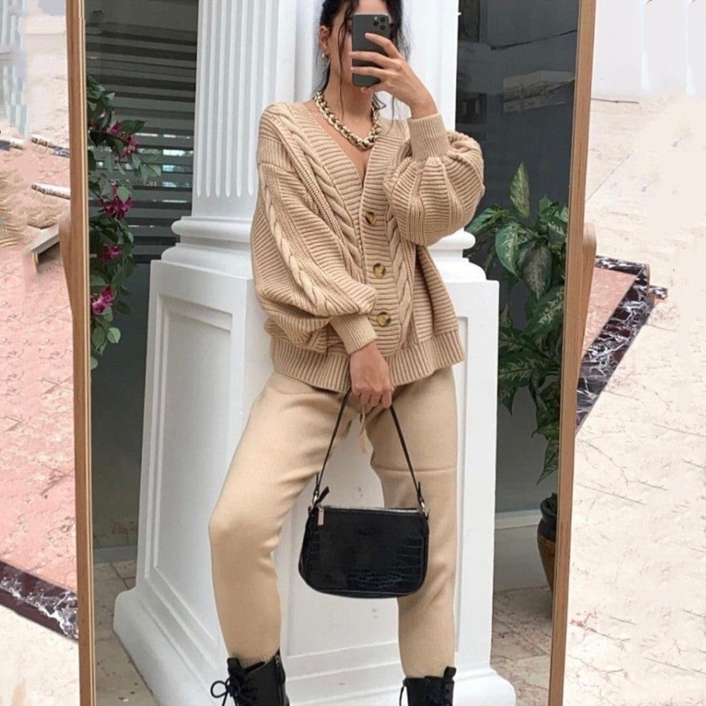 Damen nan kuscheliges Oversize Strickset bestehend aus Zopfmuster Cardigan und taillierter Strick-Jogginghose Echo Archiv