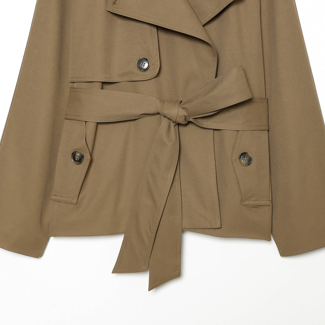 Damen kurz geschnittener Trenchcoat mit kontrastierendem Kunstlederkragen, Doppelreiher und Taillengürtel – Montévia