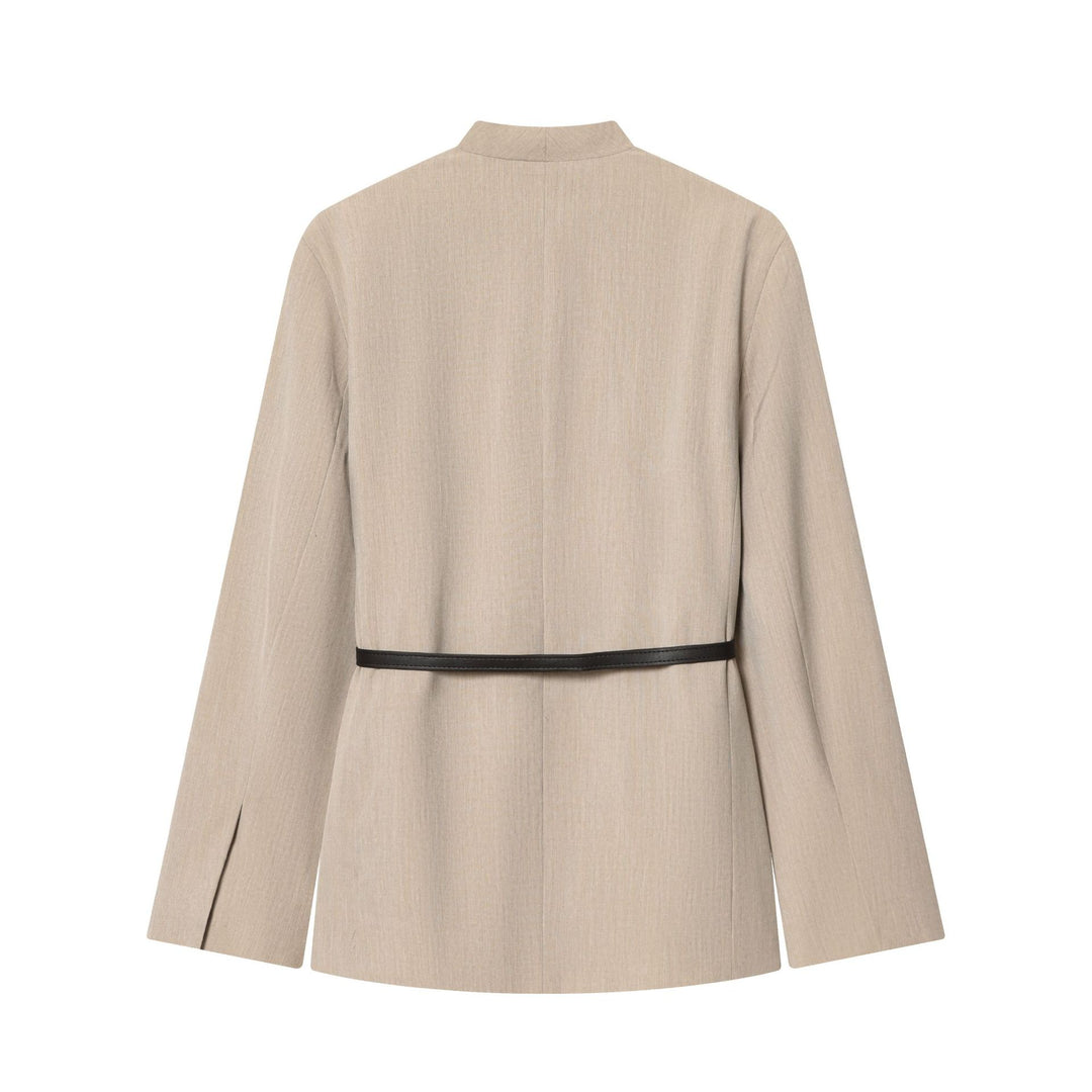 Damen nan taillierter kragenloser Blazer mit V-Ausschnitt und dünnem Ledergürtel Echo Archiv