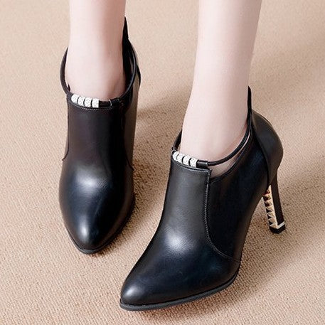 Damen Ankle-Boots mit spitzer Zehenform, funkelndem Strassriemen und skulptiertem Metallabsatz – Varelle