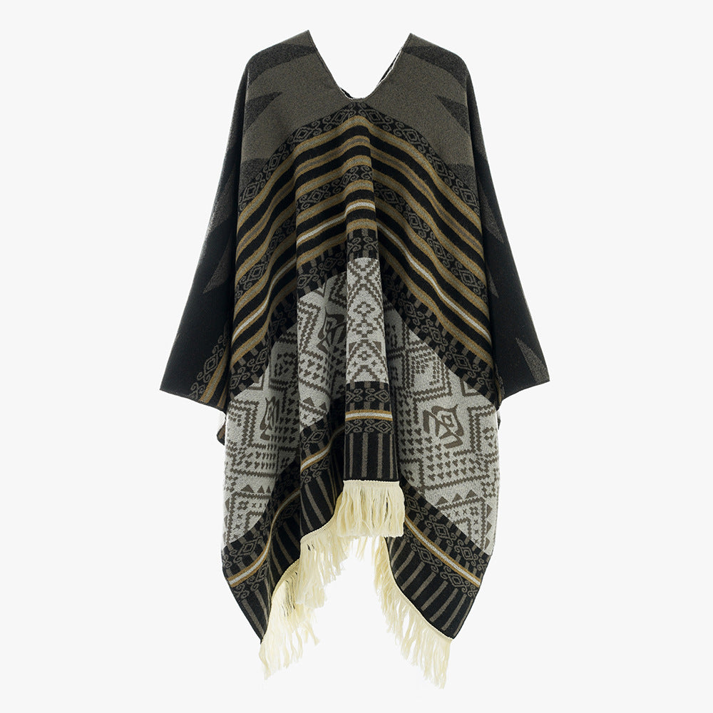 Damen Jacquard‑Ruana im Deckenstil mit V‑Ausschnitt, geometrischem Ethno‑Muster und Fransensaum – Avérine