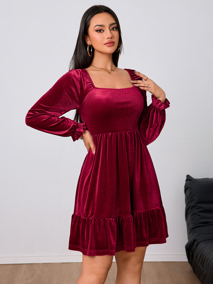 Damen Samtkleid mit quadratischem Ausschnitt, gerafften Puffärmeln und stufigem Tellerrock – Élara