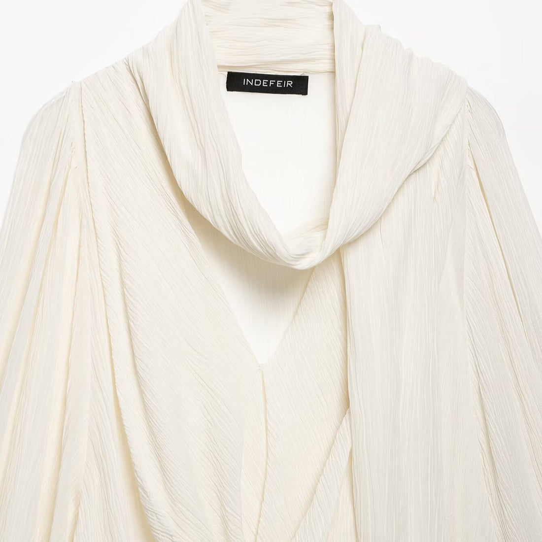 Damen Plissierte Oversize-Bluse mit Schlauchkragen und dekorativem Bindeschal Echoarchiv