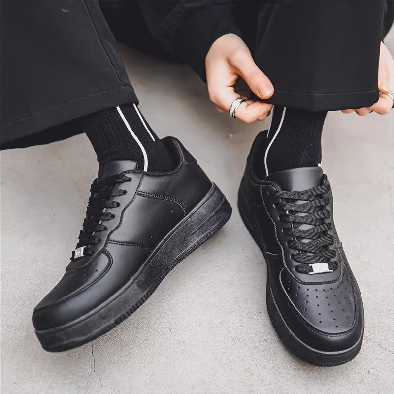Unisex minimalistische Court-Sneaker mit perforierter Zehenkappe und gepolstertem Komfortfußbett – Norré