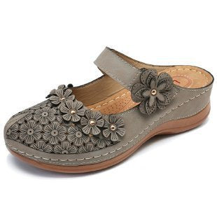 Damen Blumenverzierte Komfort-Pantolette mit Lochmuster, verstellbarem Klettriemen und gepolstertem Fußbett – Sorelia
