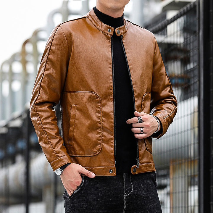 Herren Slim-Fit Kunstlederjacke im Bikerblouson-Stil mit Stehkragen und aufgesetzten Rundtaschen Echo Archiv