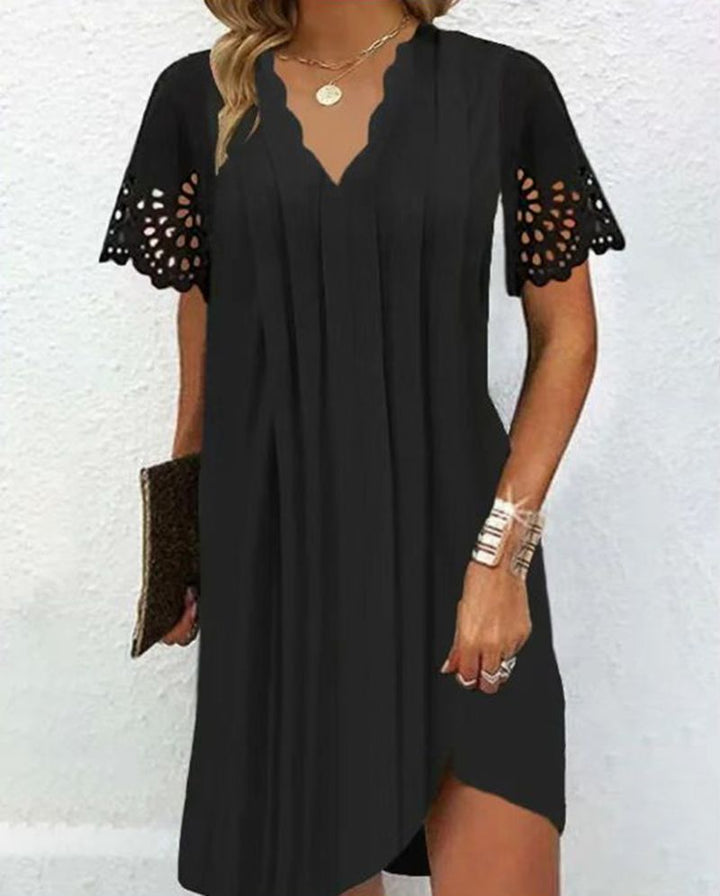 Damen nan leichtes Sommerkleid mit gezacktem V-Ausschnitt Ajourärmeln und geschwungenem Saum Echo Archiv