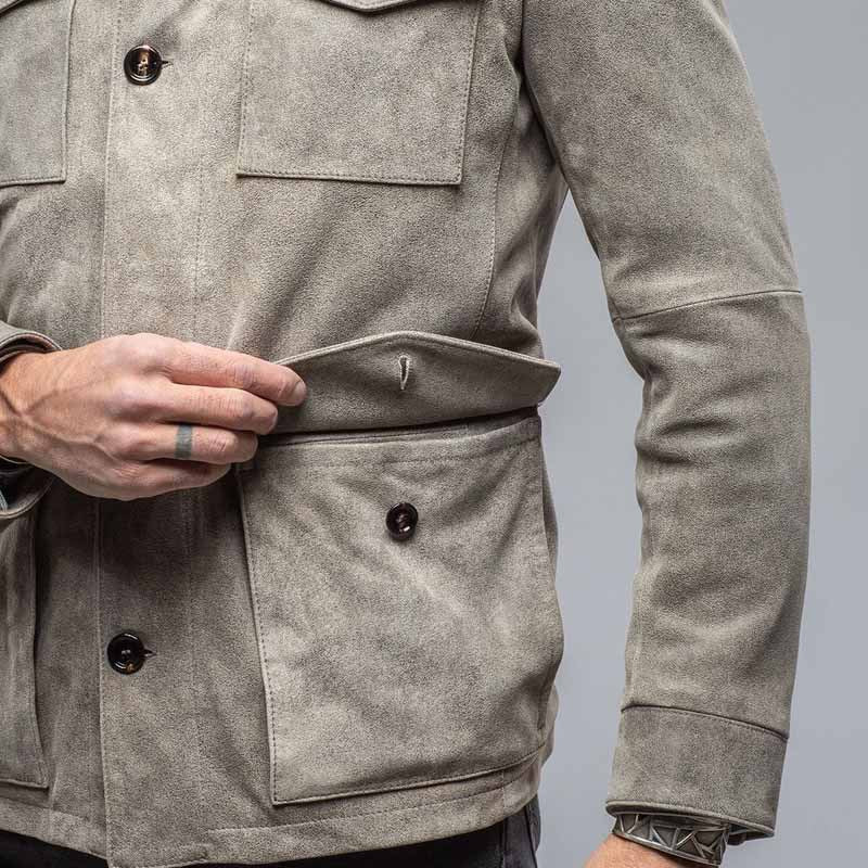 Herren lässige Wildlederjacke mit funktionalen Taschen und robustem Design Echoarchiv