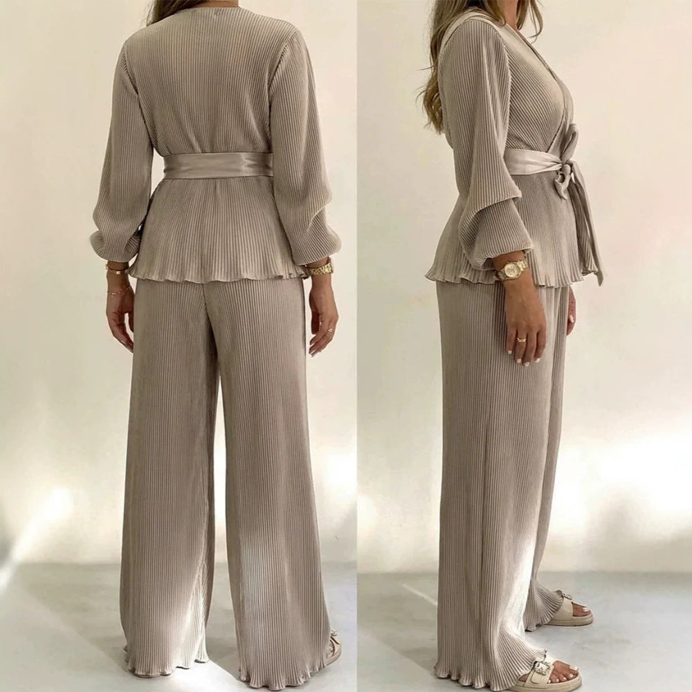 Damen Elegantes Plissee-Hosenanzug mit Bindegürtel Echo Archiv