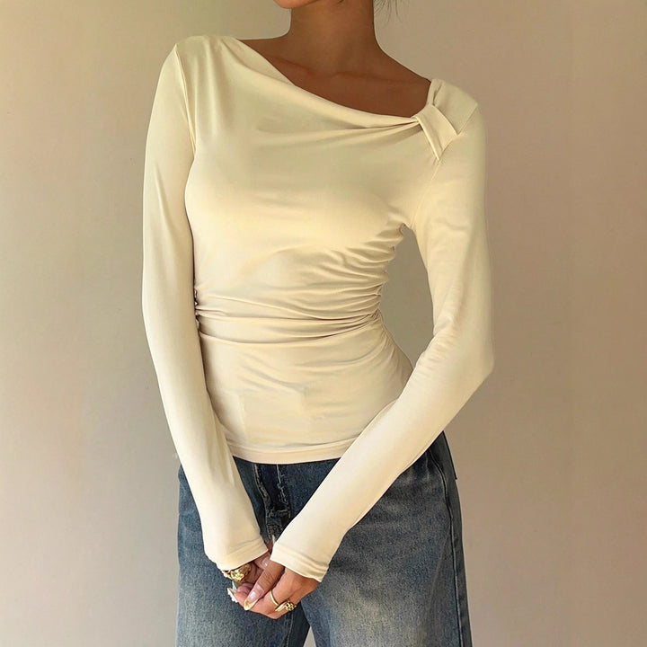 Damen Enganliegendes Langarmshirt mit asymmetrischem Carmenausschnitt und Seitlicher Raffung – Avérine