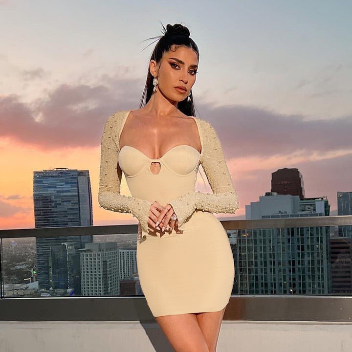 Damen Figurnahes Kleid mit beeindruckenden Puffärmeln und elegantem Ausschnitt Echo Archiv