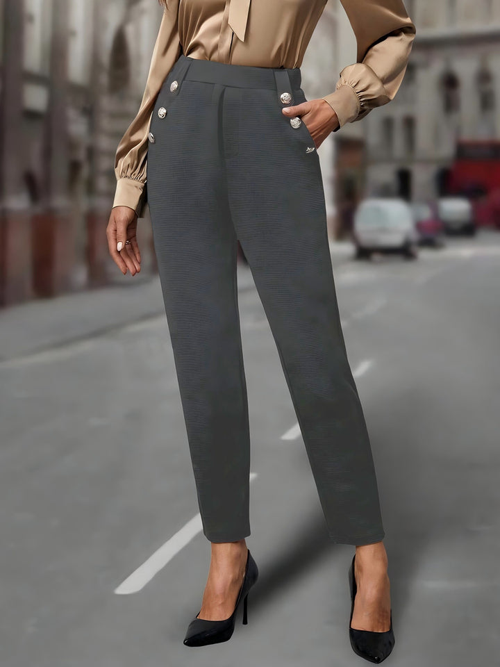 Damen Hochtaillierte Bundfaltenhose mit Zierknöpfen und schmalem Knöchelschnitt – Avérine