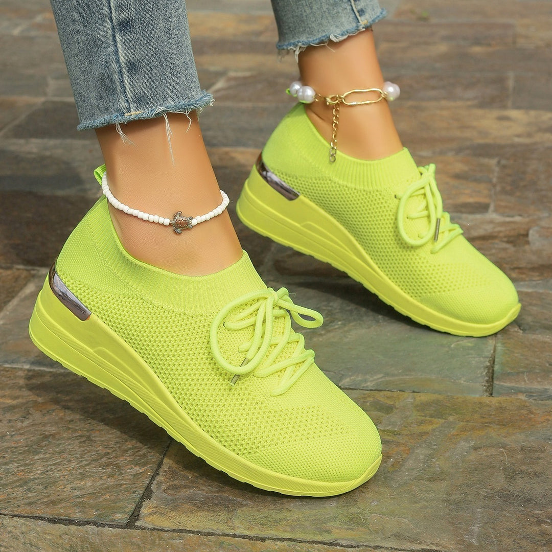 Damen Strick-Sneaker mit Keilsohle, sockenähnlichem Schaft und Metallic-Fersenakzent – Névara