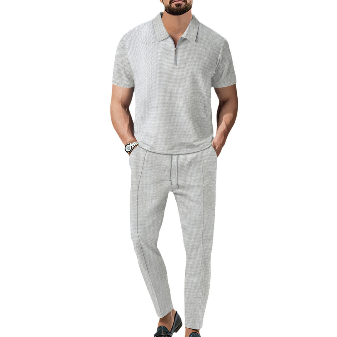 Herren Poloshirt mit modernem Reißverschluss und lässigen Hosen Echoarchiv
