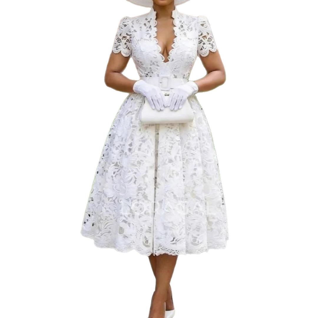 Damen Spitzen-Midi-Kleid mit elegantem V-Ausschnitt und Vintage-Rüschendetails Echo Archiv