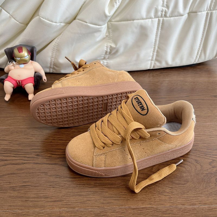 Damen Sportliche Sneakers mit weicher Veloursoberfläche und strapazierfähiger Gummisohle Echo Archiv