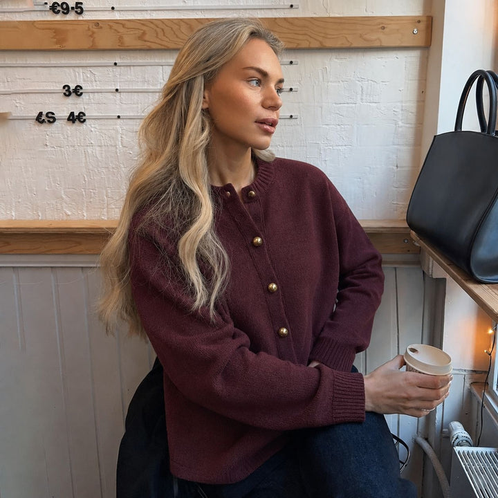 Damen kastiger Feinstrick-Cardigan mit goldfarbenen Zierknöpfen und gerippten Bündchen – Veloura
