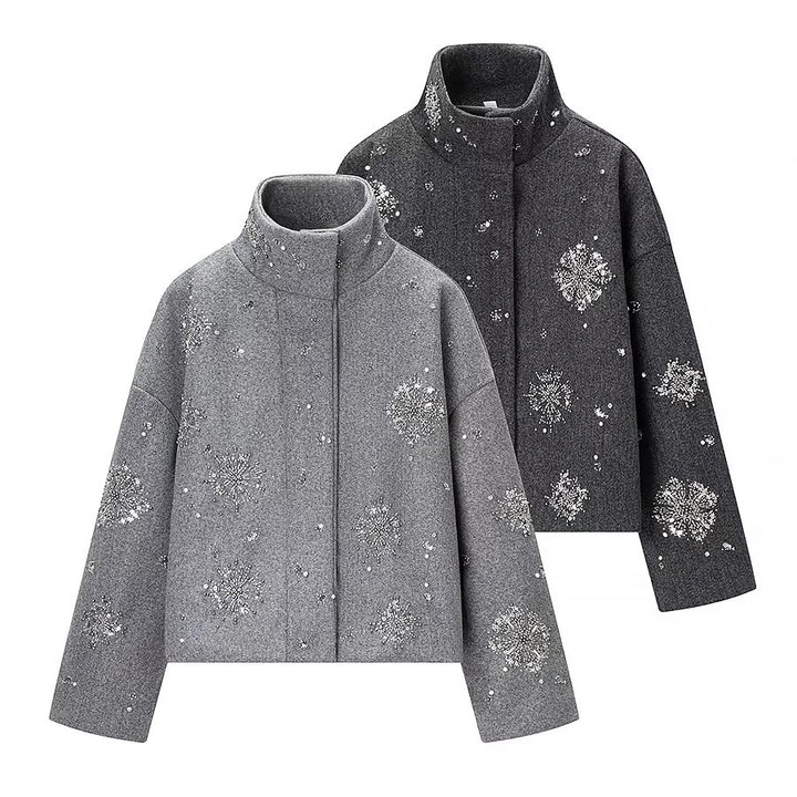 Damen boxy Kurzjacke mit hohem Stehkragen und funkelnder Perlen‑ und Paillettenstickerei – Célinea