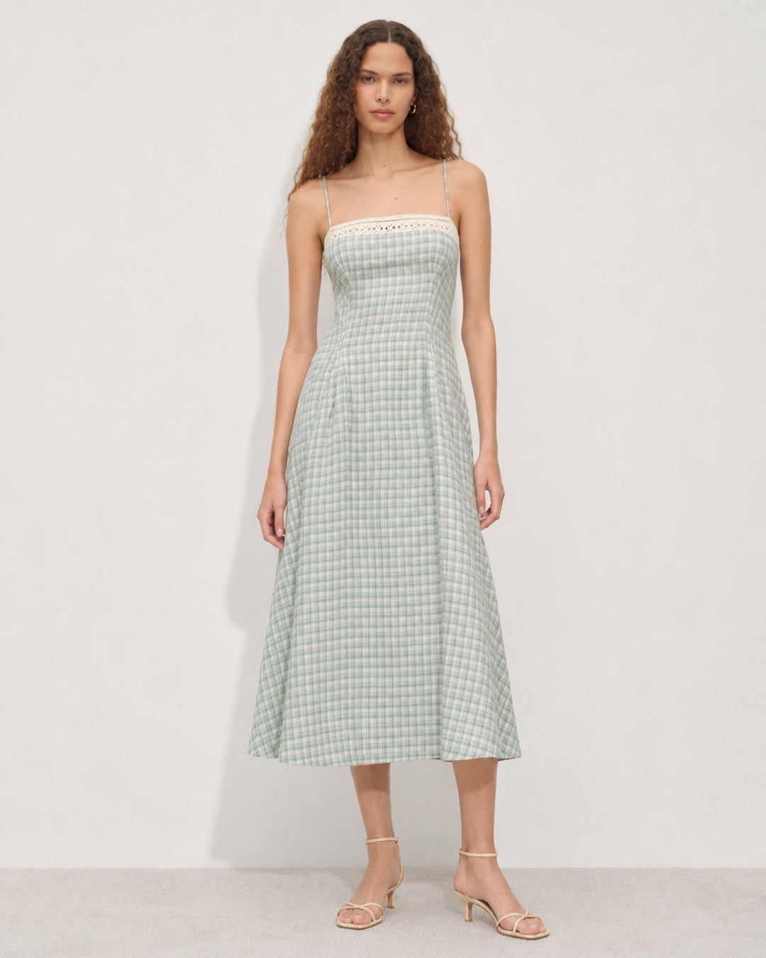 Damen nan Vintage-inspiriertes Midikleid mit schmalen Spaghettiträgern, Spitzenpassé und ausgestelltem Tellerrock Echo Archiv