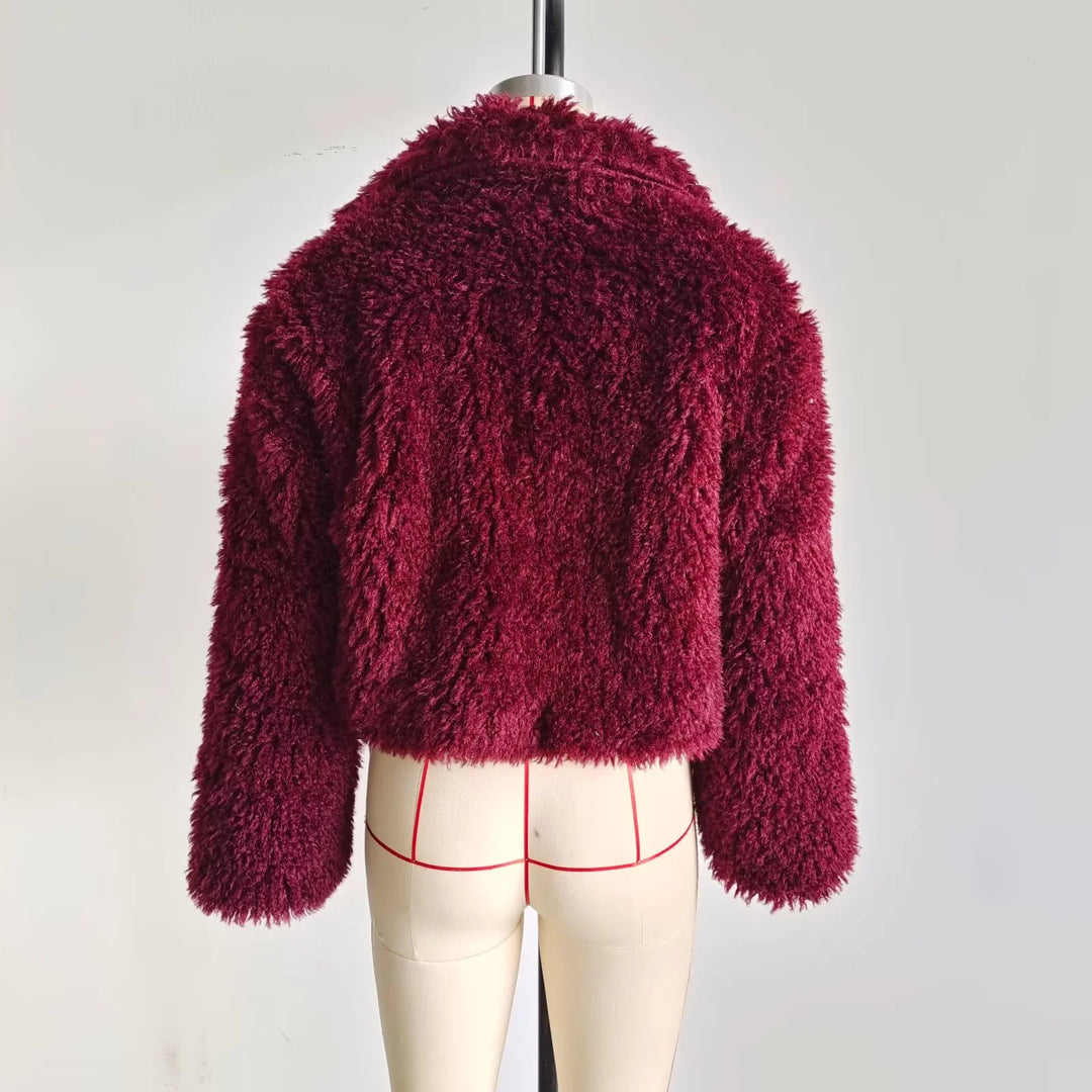 Damen kurze Teddy-Kunstfelljacke mit großem Schalkragen, kastigem Cropped‑Schnitt und weicher Plüschstruktur – Célinea
