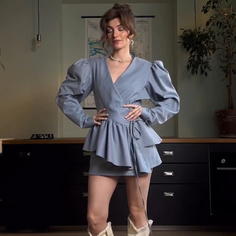 Damen Mini-Kleid mit Volant-Peplum, Puffärmeln und taillierter Silhouette Echoarchiv