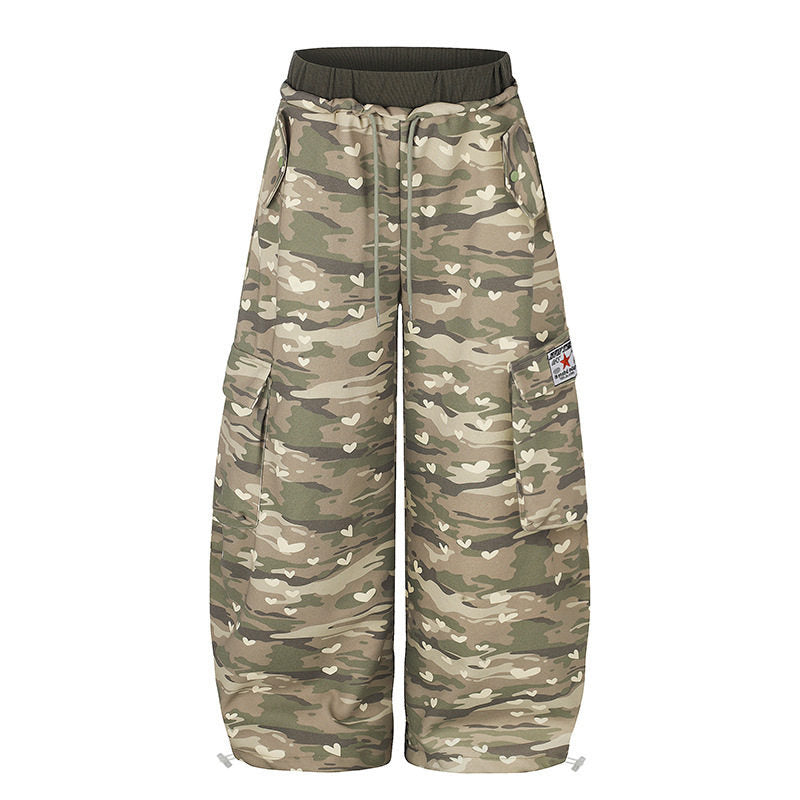 Damen Weite Cargo-Hose mit Herzen-Camouflage, Tunnelzugbund und großzügigen Taschen Echoarchiv