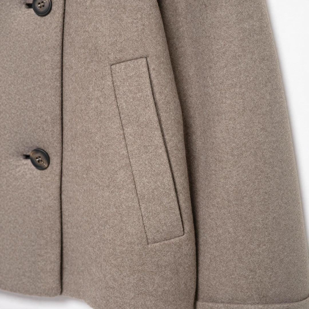 Damen Kurzjacke im Boxy-Cut aus Wollmix mit hohem Stehkragen und asymmetrischer Knopfleiste Echoarchiv