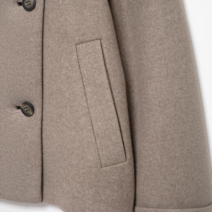 Damen Kurzjacke im Boxy-Cut aus Wollmix mit hohem Stehkragen und asymmetrischer Knopfleiste Echoarchiv