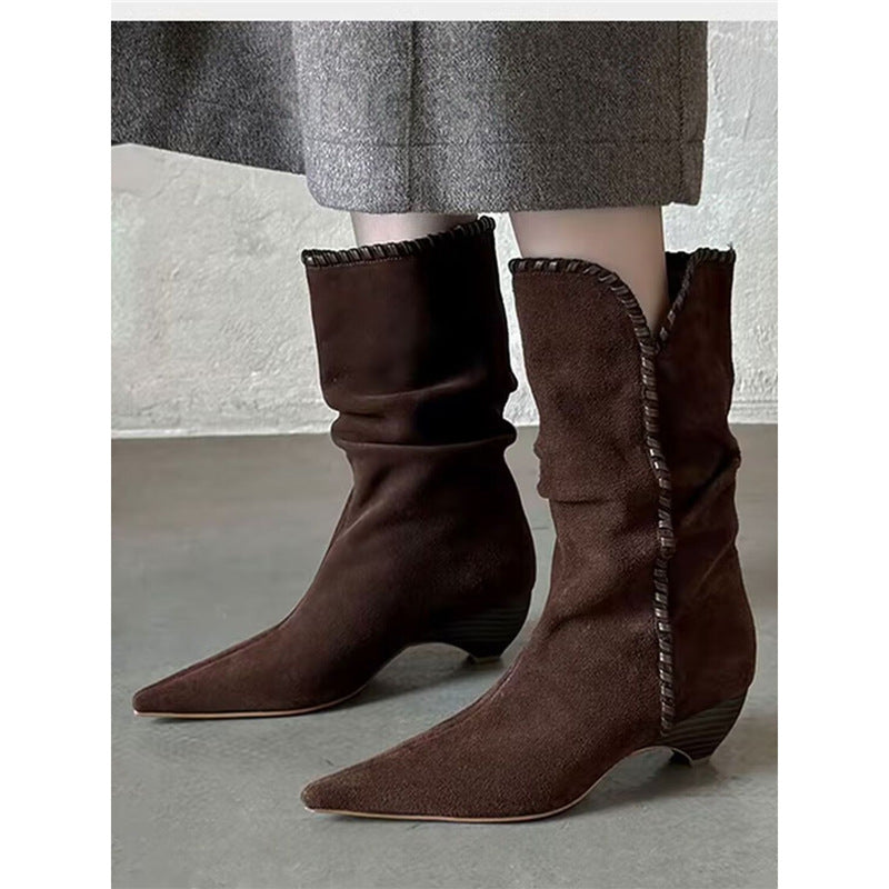 Damen Schlupf‑Veloursstiefel mit Ziernaht, V‑Schaftrand und sculpted Kitten‑Absatz – Lioré