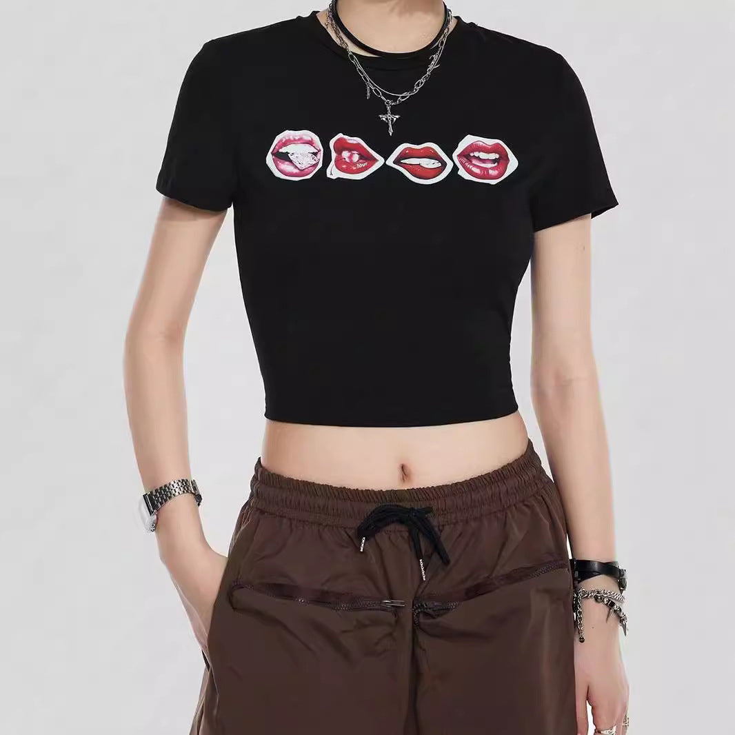 Damen Crop-T-Shirt mit kreativem Lippenmotiv und figurbetontem Schnitt Echo Archiv