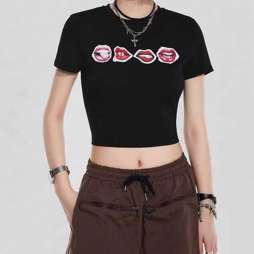 Damen Crop-T-Shirt mit kreativem Lippenmotiv und figurbetontem Schnitt Echo Archiv