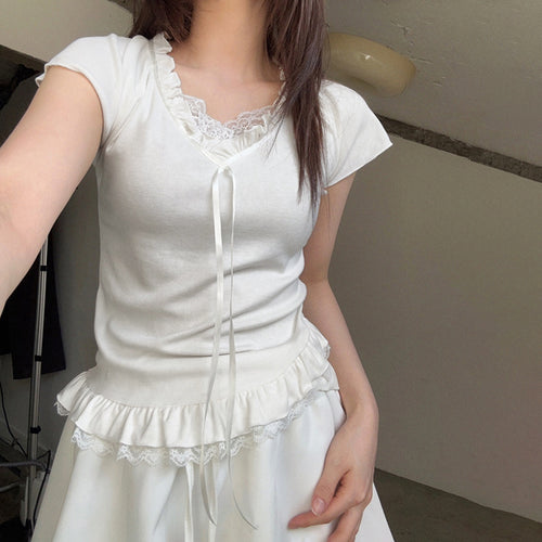 Damen Elegantes Rüschentop mit femininer Schnürung und zarten Spitzenakzenten Echo Archiv