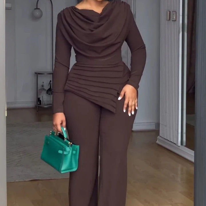 Damen Zweiteiliges Ensemble mit Wasserfall-Drapé-Oberteil, abgestuftem Peplum und gerader Bundfalten-Hose – Élanora