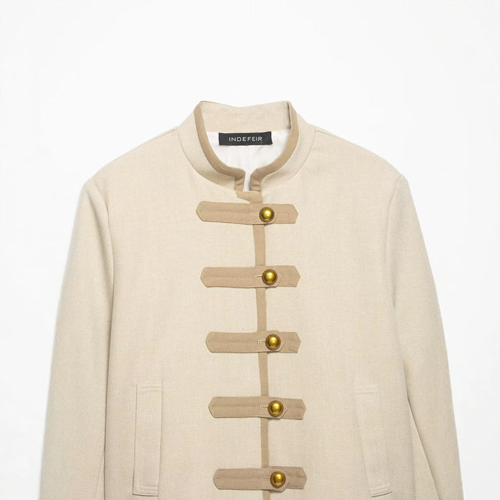 Damen Kurze Jacke im militärisch inspirierten Stil mit Stehkragen und Zierriemen Echo Archiv