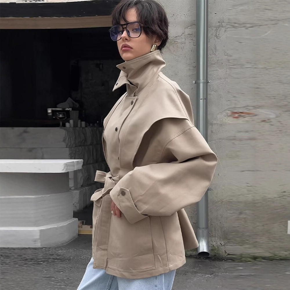 Damen Taillierte Übergangsjacke mit Stehkragen, Schultercape und Bindegürtel Echo Archiv