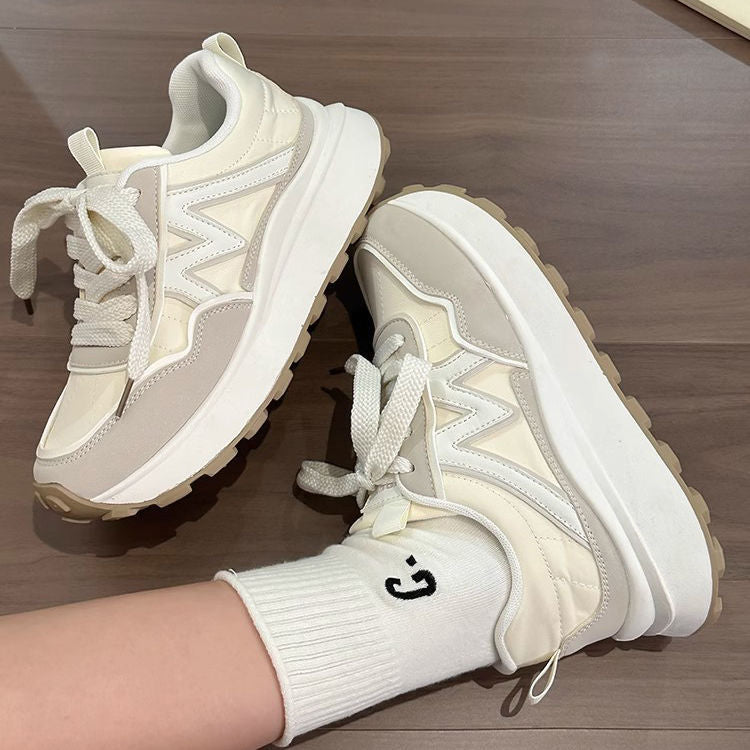 Damen Plateau-Chunky-Sneaker mit skulpturierter EVA-Sohle, Trail‑Profil und gepolstertem Komfortkragen – Névara