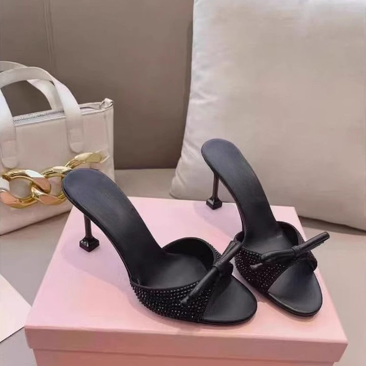 Damen Elegante High-Heel Mules mit funkelndem Kristallbesatz und goldener Zierschleife Echo Archiv