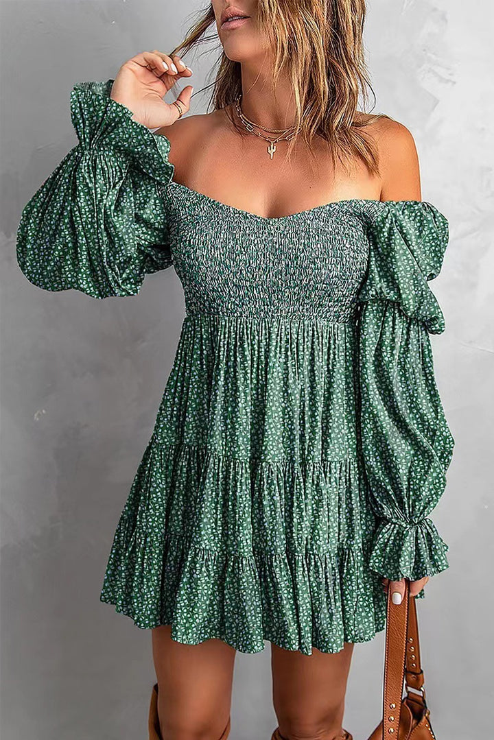 Damen Off-Shoulder Minikleid mit Smok-Oberteil, Volantstufen und gerafften Ballonärmeln – Élara