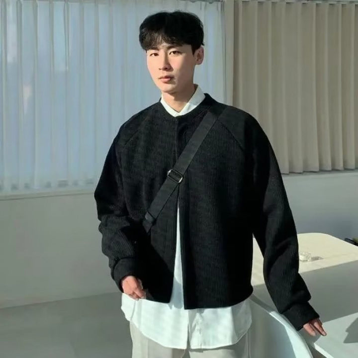 Herren Kragenloser Boxy-Rippenstrick-Cardigan mit verdeckter Druckknopfleiste Echoarchiv