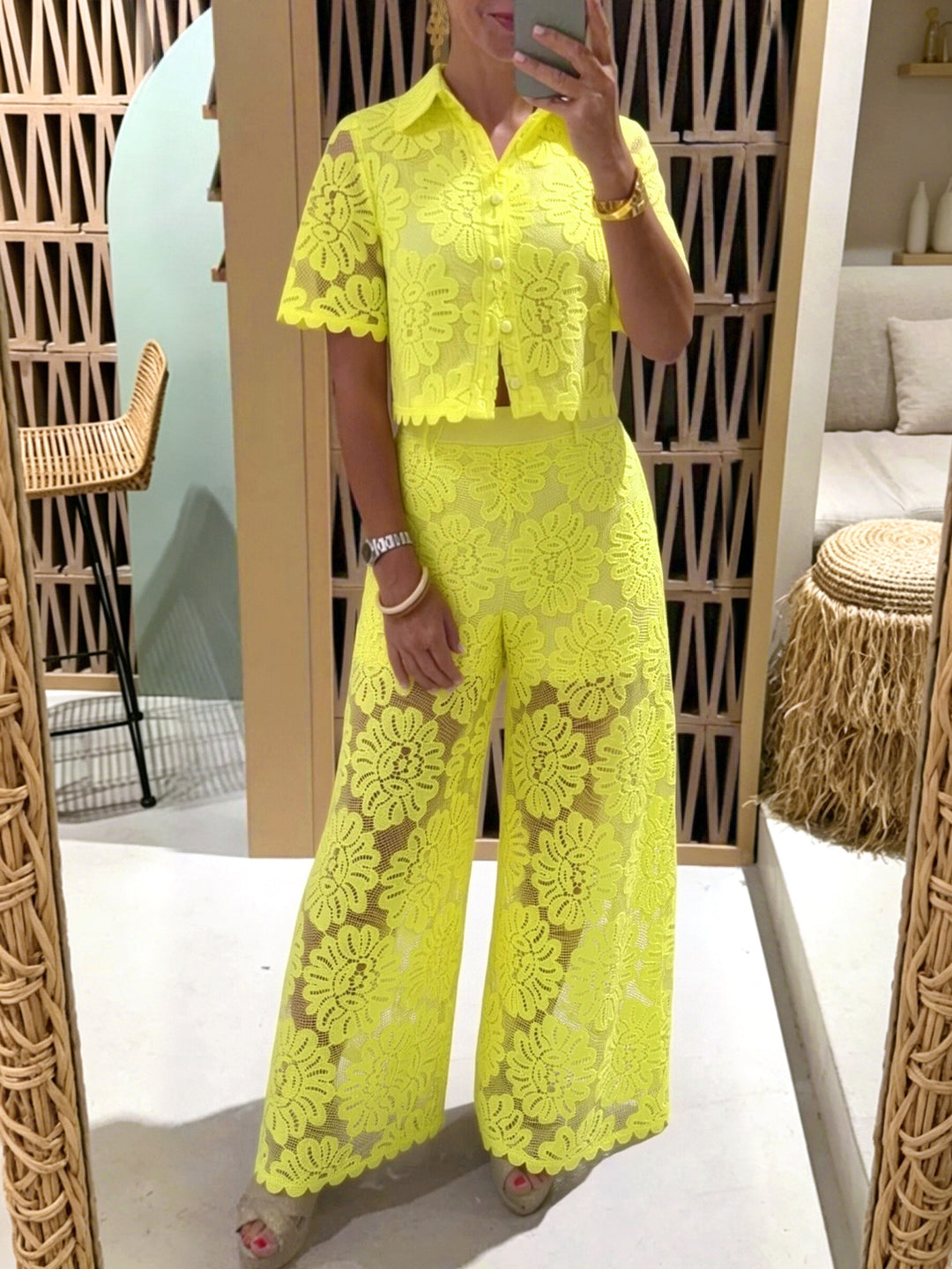 Damen nan elegante Spitzenkombination mit kurzärmeliger Hemdbluse, Muschelsaum und taillierter Palazzohose mit Bindegürtel Echo Archiv