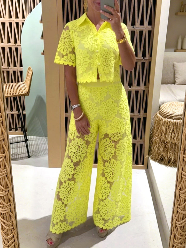 Damen nan elegante Spitzenkombination mit kurzärmeliger Hemdbluse, Muschelsaum und taillierter Palazzohose mit Bindegürtel Echo Archiv