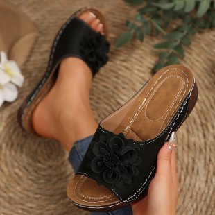 Damen Offene Zehen-Pantoletten mit Blumenapplikation, perforiertem Obermaterial und ergonomischer Keilsohle – Lioré