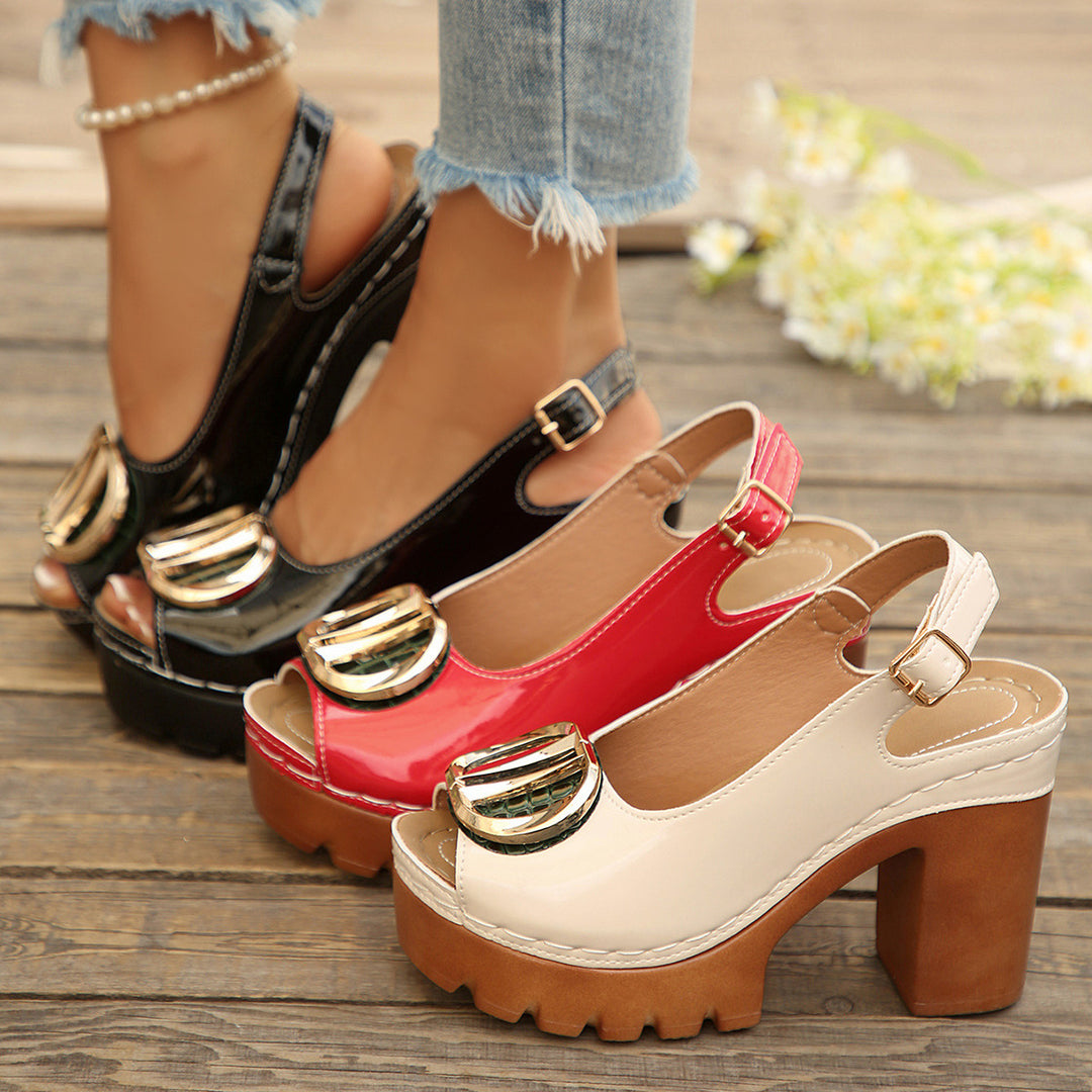 Damen Plateau-Slingback-Sandaletten mit glossy Lackfinish, goldener Zierplatte und profiliertem Lug-Sohlensystem – Sorelia