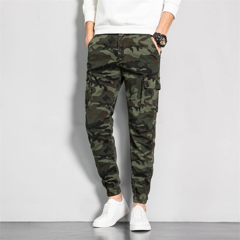 Herren Camouflage-Cargo-Jogginghose im tapered Schnitt mit elastischem Bund, Utility‑Taschen & gerippten Knöchelbündchen Echoarchiv
