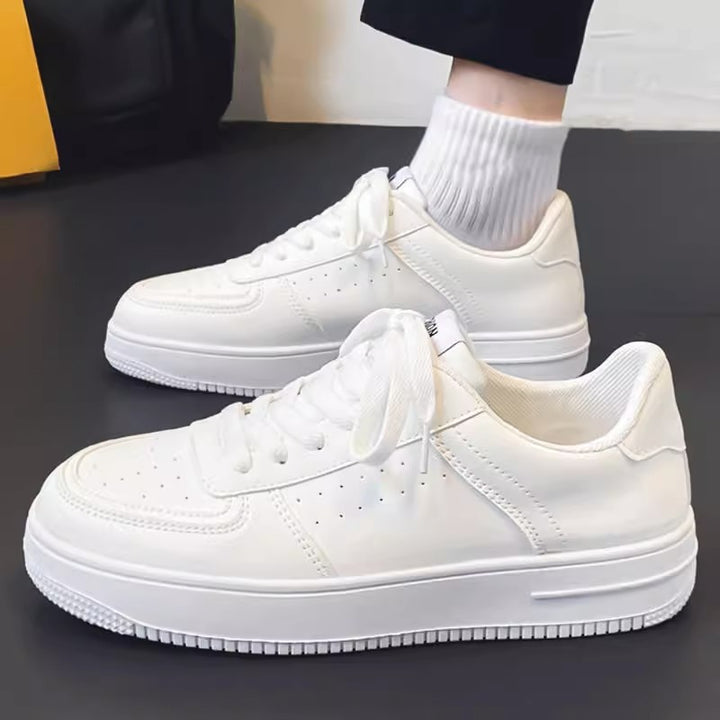 Damen Minimalistische Low-Top Plateau-Sneaker aus veganem Glattleder mit perforierten Details und gepolstertem Komfortfußbett Echoarchiv